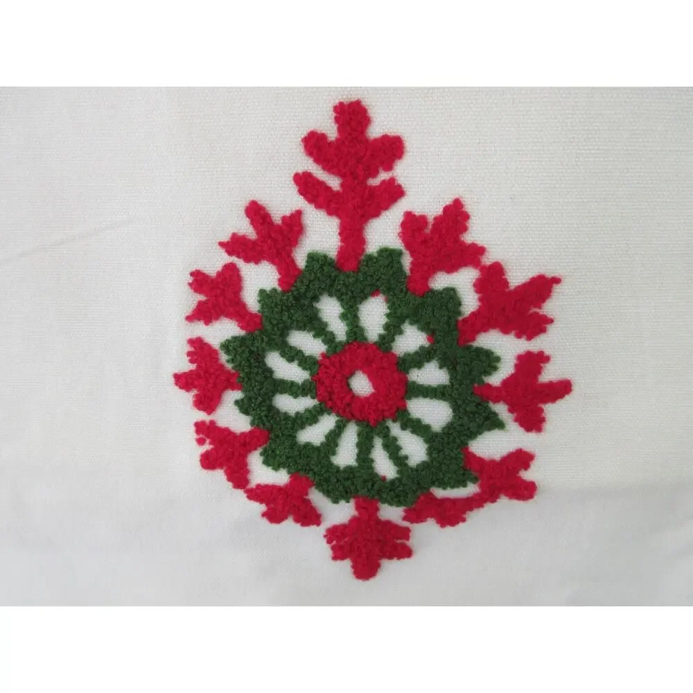TRADEWINDS COLLECTION PUNCH NEEDLEPOINT LOOK STITCH CHRISTMAS TABLE RUNNER 13-72